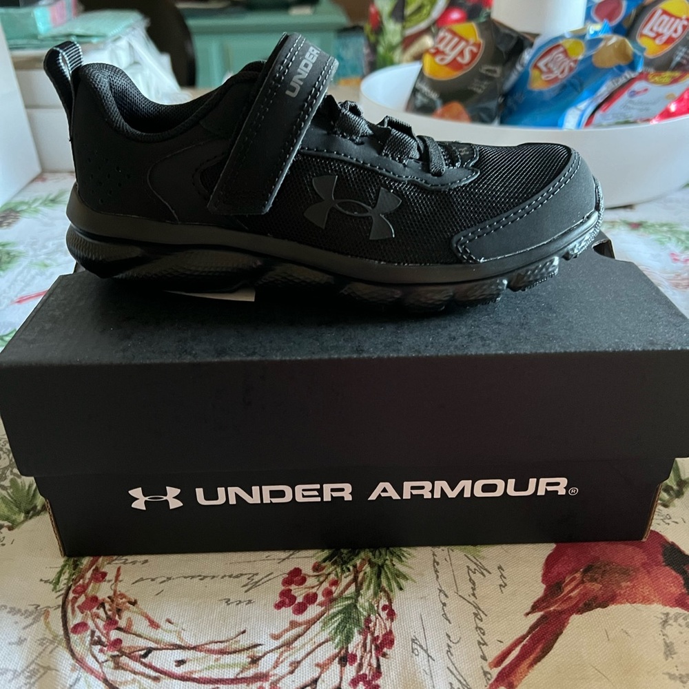 NWT Boys Under Armour sneakers sizes us 1Y and 13K